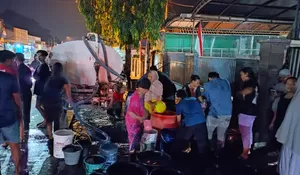 Warga Kesusahan Gegara Air PDAM Nggak Ngalir, Om Zein Kirim Bantuan Puluhan Tangki Air Bersih