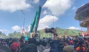 Ratusan PKL Puncak Adang Alat Berat, Minta Resto Liwet Asep Stroberi Juga Ikut Dibongkar