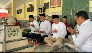 Jelang Daftar ke KPU, Pasangan Tri Adhianto dan Harris Bobihoe Ziarah ke Makam KH Noer Alie