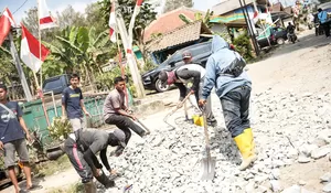 Diprotes Warga, Jalan Rusak di Desa Pasirangin Purwakarta Mulai Diperbaiki