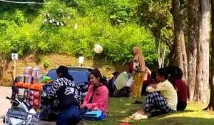 Horor Macet Puncak Bogor, Penjual Kopi Keliling Justru Raup Untung hingga Rp500 Ribu per Hari