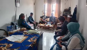 Dapat Keluhan Warga Soal Kejanggalan Bantuan RTLH, Banu Bagaskara Ontrog Kelurahan Mekarwangi