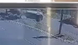 Hantam Pembatas Jalan dan Tiang PJU, Honda HRV Terpental Tabrak Dua Mobil di Kota Wisata Gunungputri