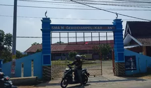 Gegara Diduga Jarang Ngantor, Kepsek SMAN 1 Ciampel Karawang Dihujani Kecaman