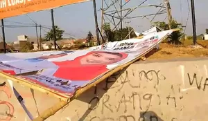 Pilkada Karawang Memanas! Baliho Acep Gina di Kotabaru Diduga Dirusak Orang Tak Dikenal