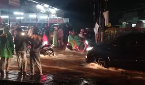 Banjir saat Hujan Deras di Cikaret Bogor, Belasan Pengendara Motor Terseret Arus