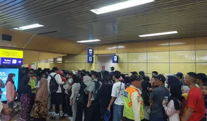 Warga Bersiap Nonton HUT Ke-79 TNI di Monas, Stasiun KRL Disesaki Ribuan Pengunjung!