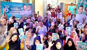 Dokter Rayendra Diserbu Emak-Emak Pamoyanan: Coblos Pang Gantengna