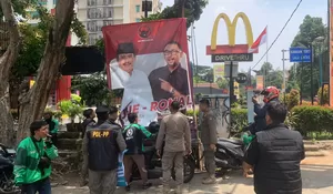 Petugas Gabungan Berangus APK Paslon Pilkada 2024 di Seputar SSA Kota Bogor