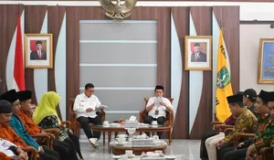 Pj Wali Kota Sukabumi Serahkan Honorarium buat Tiga Kelompok Aktivis Pembangunan Sosial dan Pendidikan