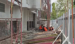 Kacau! Pekerja Proyek Rehabilitasi Stadion Singaperbangsa Karawang Abaikan Keselamatan Kerja