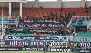 UPCS Bentangkan Spanduk Protes saat Persikabo 1973 vs FC Bekasi City: Manajemen Bobrok, Selamatkan Persikabo dari Orang Goblok