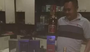 Etika Calon Wakil Bupati Karawang Maslani Jadi Sorotan, Beredar Foto Angkat Botol Miras Sambil Senyum-senyum