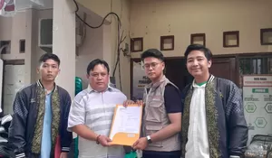 Aksi Relawan Haji Aep Lapor Bawaslu, Tuding Paslon Acep Gina Kampanye Sambil Bagi-bagi Duit