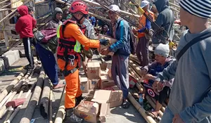 Basarnas Terjunkan Helikopter, Kirim Logistik dan Evakuasi Korban Terisolir di Perairan Tegalbuleud Sukabumi