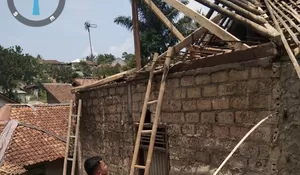 Diterjang Hujan Deras dan Angin Kencang, Rumah Warga Sukajaya Ambruk