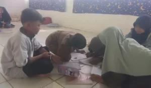 Parah! Pelajar SD di Karawang Terpaksa Belajar di Lantai, Gegara Kelas Nggak Punya Meja dan Kursi