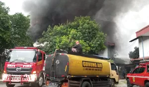 12 Mobil Damkar Dikerahkan Padamkan Kebakaran Pabrik di Nanggewer Cibinong, Dua Jam Baru Bisa Padam