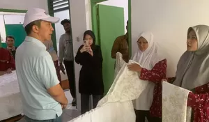 Kunjungi Pengrajin Batik di Kampung Buni Asih Cipaku, Dedie A Rachim Janji Wadahi Pelaku UMKM untuk Berkembang