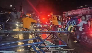 Reklame Raksasa di Bojonggede Ambruk ke Tengah Jalan Diterjang Hujan Deres dan Angin Kencang