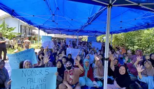 Kreatif! Warga Sambut Heboh Dokter Rayendra Pakai Poster Tulisan Tangan