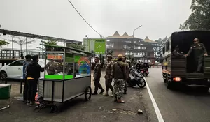 Masih Banyak yang Membandel, PKL Puncak Bogor Kembali Ditertibkan, Fokus yang Jualan di Motor dan Mobil