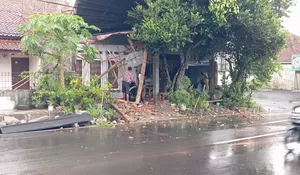 Bencana Gegara Cuaca Ekstrem Kepung Kota Sukabumi, Atap Rumah Beterbangan, Lansia Jadi Korban
