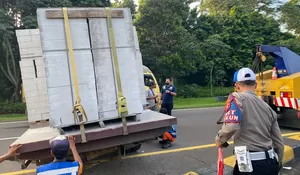 Truk Bermuatan Hebel Tabrak Pembatas Jalan di Putaran Tol Jagorawi Bogor, Diduga Akibat Sopir Mengantuk