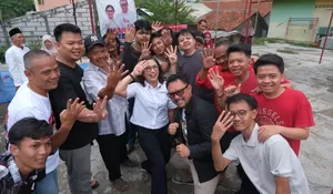 Saat Rena Da Frina Makan Bakso Bareng Warga Balumbang Jaya, Titip Pesan Jangan Golput