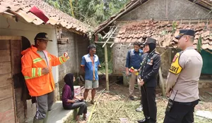 Kapolres Sukabumi Kota Berikan Bantuan Sembako Sembari Ingatkan Waspada Bencana