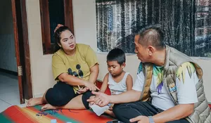 Aep Syaepuloh Jenguk Zidan, Anak Berprestasi di Karawang yang tengah Berjuang Lawan Penyakit Gagal Ginjal