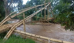 5 Bulan Menunggu Perbaikan, Jembatan Bambu di Sukabumi Malah Hancur Diterjang Banjir