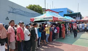 Bazar Tebus Murah Kartu Keren, Strategi Sosialisasi Paslon Tri Adhianto - Harris Bobihoe di Kota Bekasi
