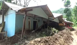 Tanah Longsor di Simpenan Sukabumi, Timpa Rumah hingga Tutup Akses Jalan Warga