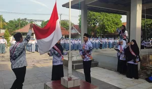 Peringati HGN dan HUT PGRI di Karawang, Para Guru SMK dan SMA Jadi Petugas Upacara