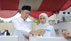 Jaro Ade Nyoblos di TPS 02 Desa Cileuksa: Malam Ziarah, Pagi Sungkem ke Orang Tua