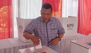 Gunakan Hak Pilih, Calon Bupati Karawang Acep Jamhuri Nyoblos di TPS 002 Jomin Timur, Gina di TPS 19 Tunggakjati
