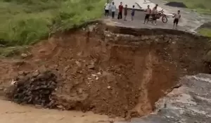 Jembatan di Jalur Puncak 2 Ambruk, Jalur Penghubung Dua Kecamatan Terputus