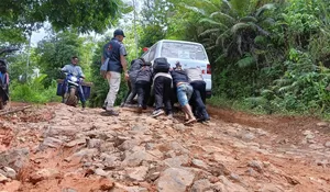 Cerita Penuh Perjuangan di Pilkada 2024, Terabas Jalur Ekstrem Menuju Tiga TPS di Cisolok Sukabumi