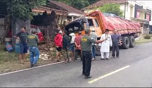 Gegara Rem Blong, Truk Bermuatan Keramik Tabrak Pagar Rumah Warga di Jampangkulon Sukabumi