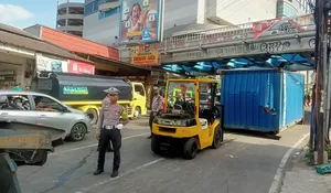 Truk Kontainer Tabrak Jembatan Rel Kereta Api di Empang Kota Bogor, Satu Pemotor Terluka