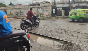 Sehari, 5 Kendaraan Terjatuh di Perlintasan Kereta Api Cikampek