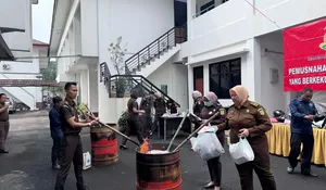 Kejari Kota Bogor Musnahkan Ribuan Barang Bukti Hasil Penanganan Perkara Selama 3 Bulan, Narkoba hingga Sajam Dihancurkan