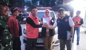 Peduli Bencana Sukabumi, Politisi Senior PDIP Salurkan Bantuan Mobil Ambulans Ke Puskesmas Palabuhanratu