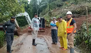 Sepekan Terisolir Dampak Bencana Longsor, Akses Jalan di Simpenan Sukabumi Mulai Dibersihkan