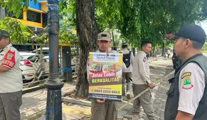 Langgar Perda K3, Satpol PP Karawang Tertibkan Spanduk di Jalan Ahmad Yani