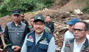 Datang Ke Lokasi Bencana Sukabumi, Mensos Gus Ipul Serahkan Dana Bantuan buat Para Korban