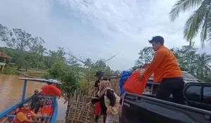 Kampung Cibugeul dan Cikeupeul Sukabumi Masih Terisolasi Dampak Bencana, Pengiriman Logistik Gunakan Perahu Nelayan