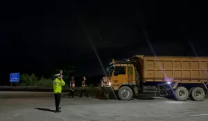 Tidak Semua Kendaraan boleh Melintas di Jalur Puncak Bogor, Tiga Truk Pasir Diputar Balik di Exit Tol Ciawi