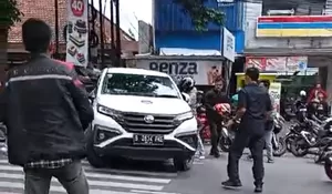 Viral! Warga Hadang Mobil Daihatsu Terios di Jalan Siliwangi Kota Bogor, Pengemudi Diduga Kabur usai Tabrak Pengendara Motor